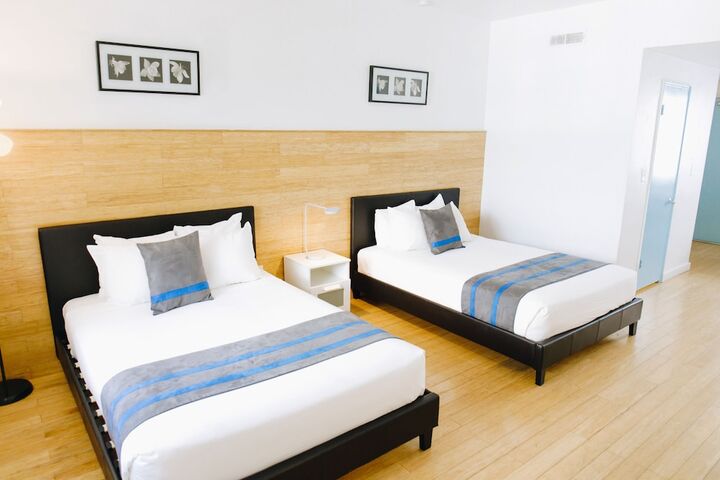 1 Queen Bed (6 of 7)