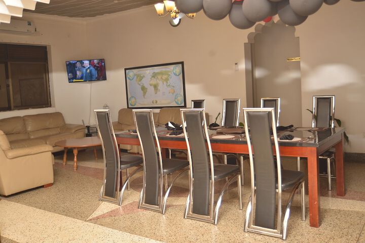 Lounge 142 of 182