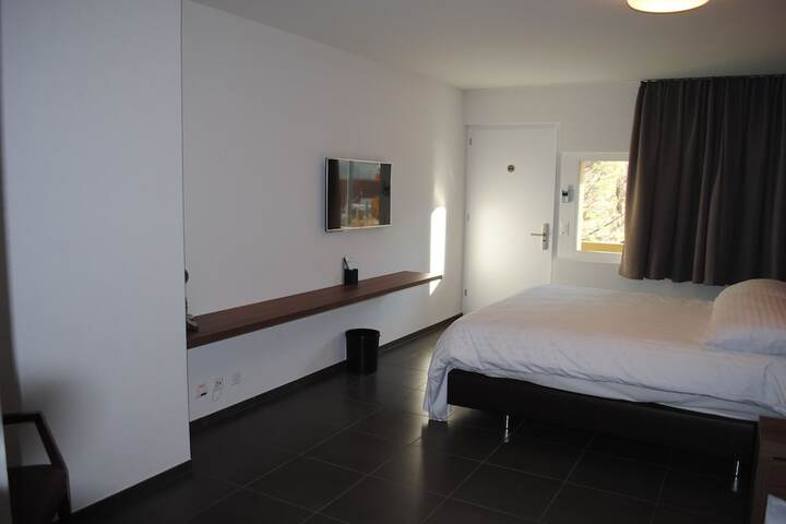 Room 12 of 77