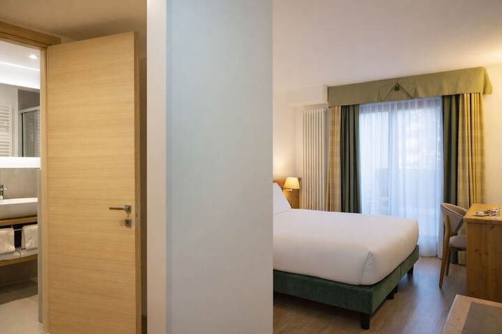 Room 27 of 73