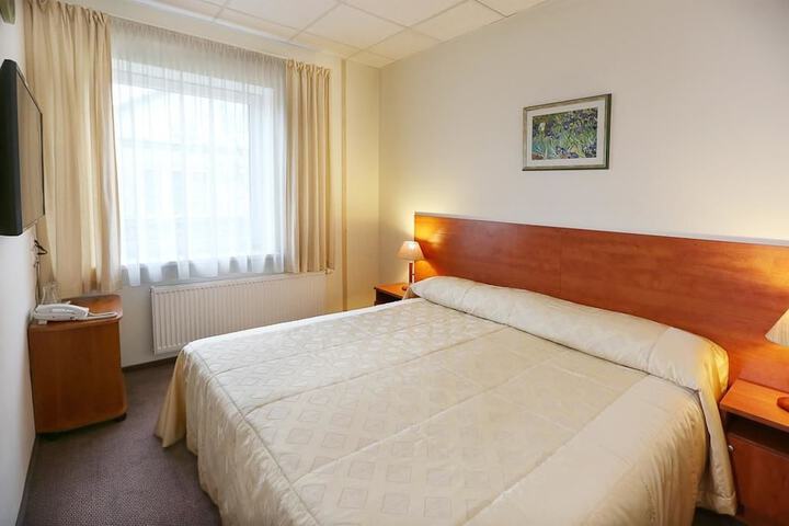 Room 17 of 38