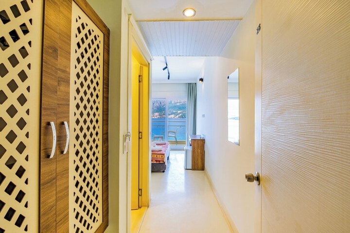 Room 12 of 65