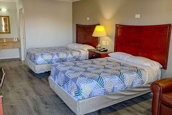 Deluxe Room 2 Double Beds Refrigerator, Microwave (7 of 10)