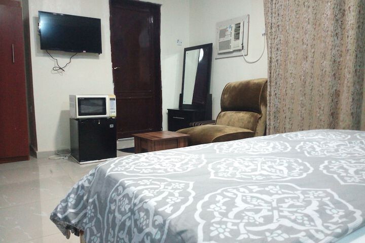 Room 9 of 28