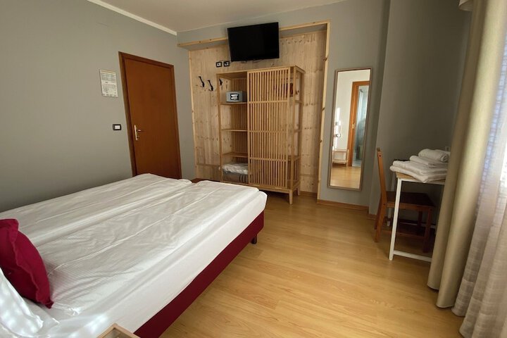 Room 43 of 148