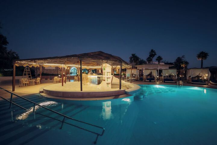 Pool 40 of 152