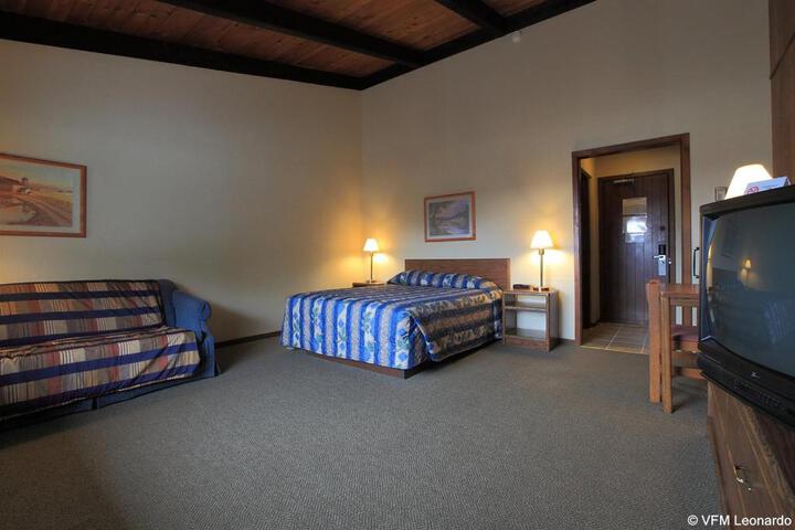 1 King Bed (5 of 21)
