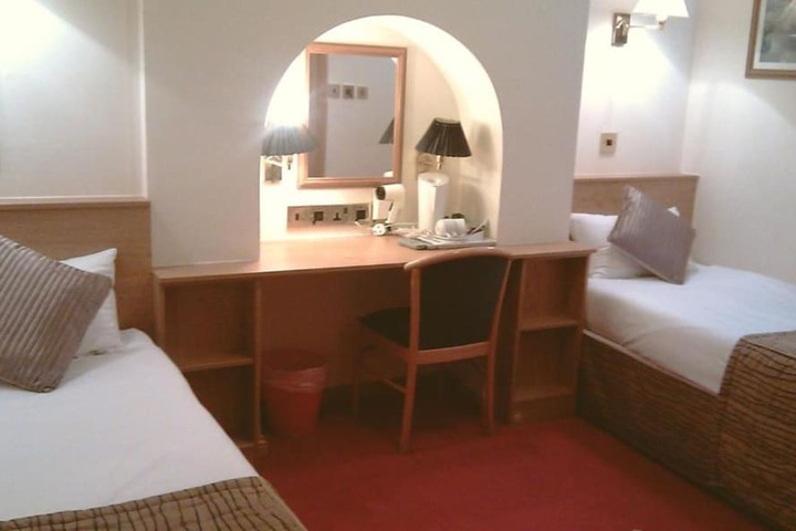 Room 17 of 40