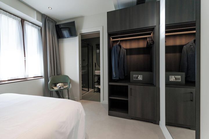 Room 52 of 106