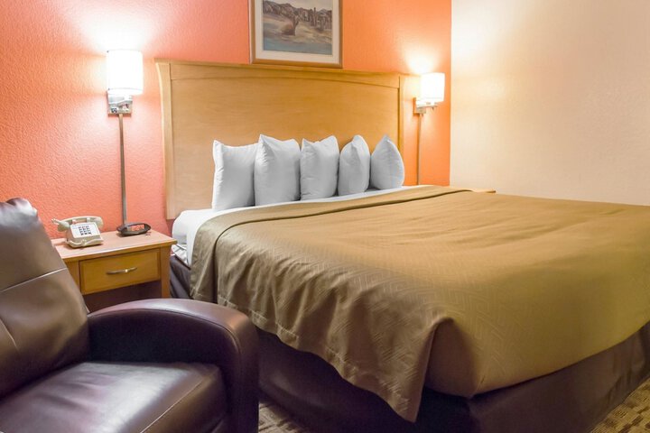 1 Queen Bed (10 of 14)