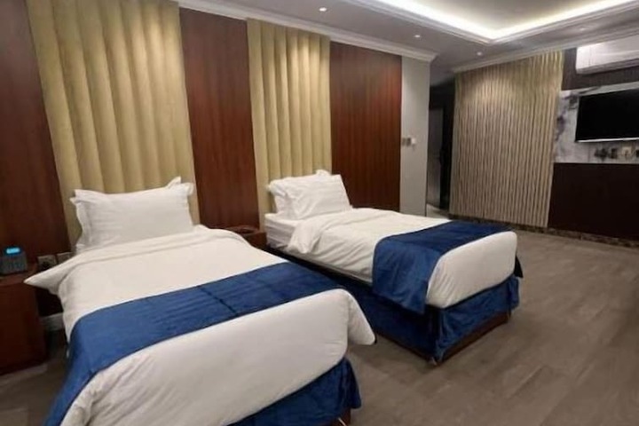 Room 4 of 7