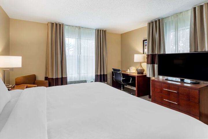 1 King Bed (4 of 10)