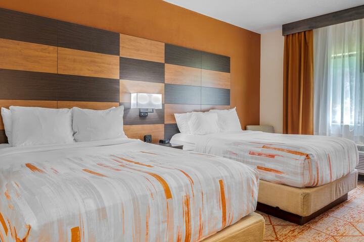 2 Queen Beds Communication Assistance Pillow Top Mattress Microwave and Refrigerator Full Breakfast (8 of 14)