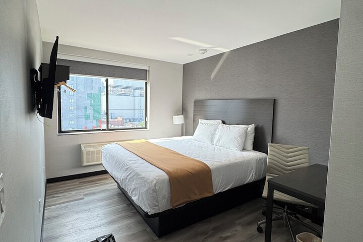 Room 10 of 14