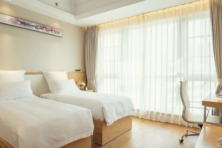 Room 27 of 108