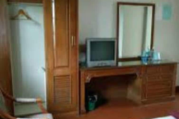 Room 5 of 9