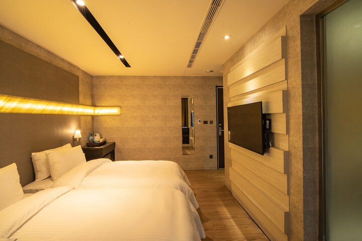 Room 15 of 32