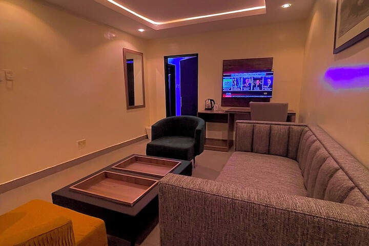 Room 18 of 32