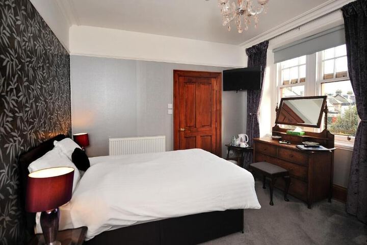 Room 4 of 18