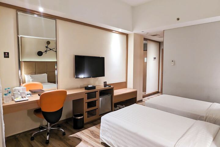 Room 27 of 64