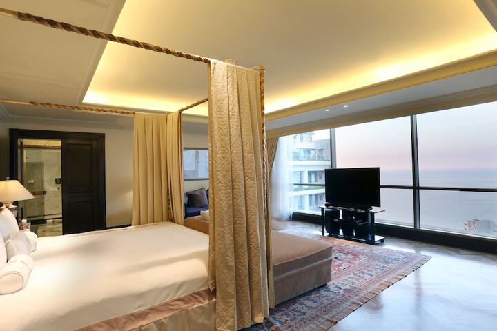 Room 10 of 136