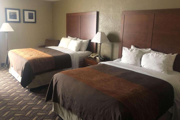 2 Queen Beds (2 of 6)