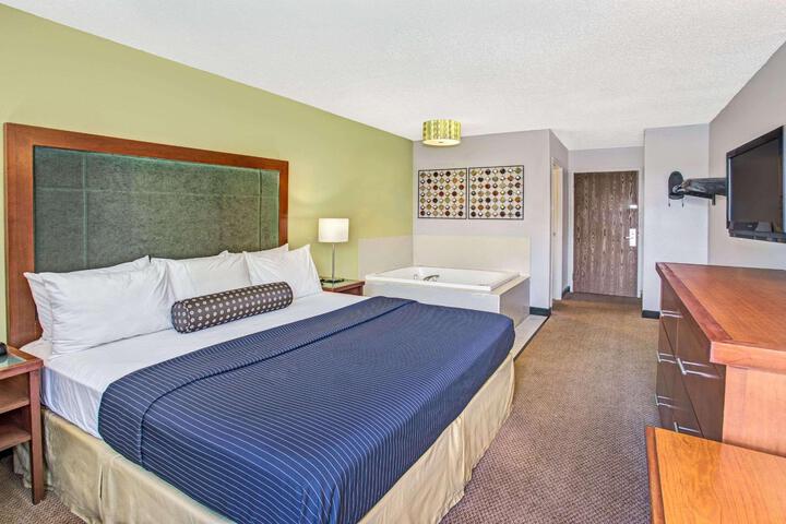1 King Bed Accessible (3 of 6)
