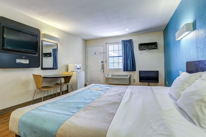 1 King Bed (13 of 16)