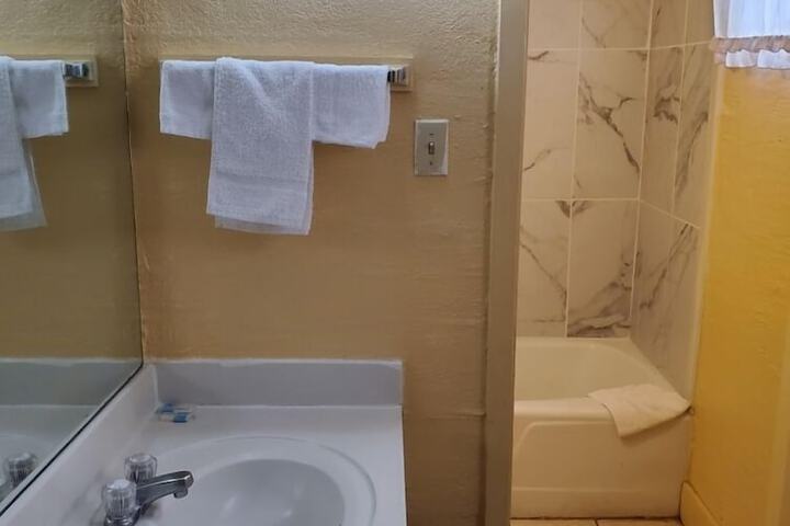 Basic Room 1 Double Bed (4 of 4)