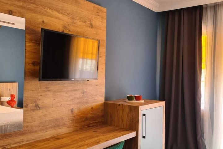 Room 4 of 9