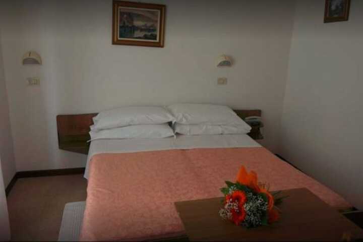 Room 2 of 44