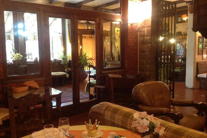 Dining 17 of 19