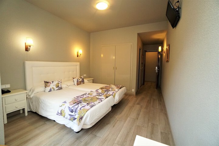 Room 3 of 27