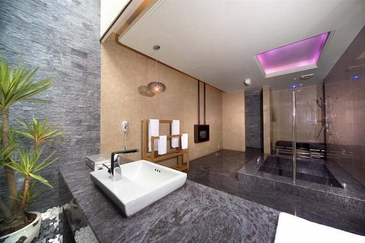 Room 42 of 53