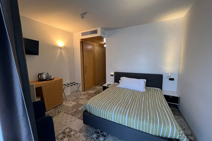 Room 11 of 64
