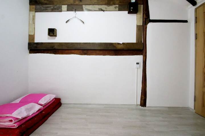 Room 16 of 76