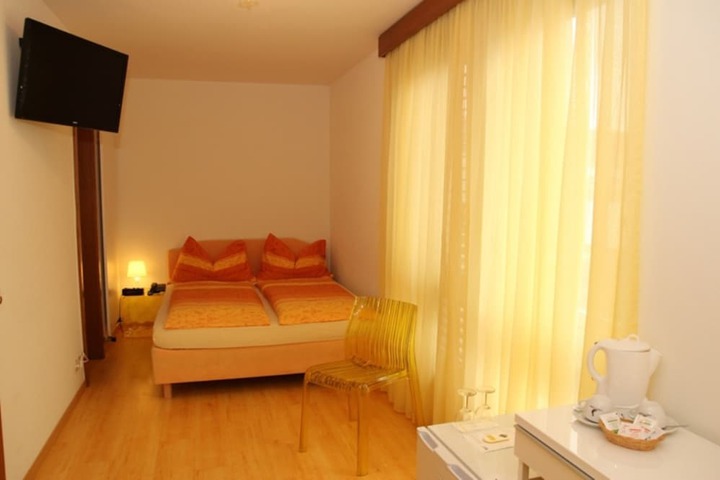 Room 7 of 34