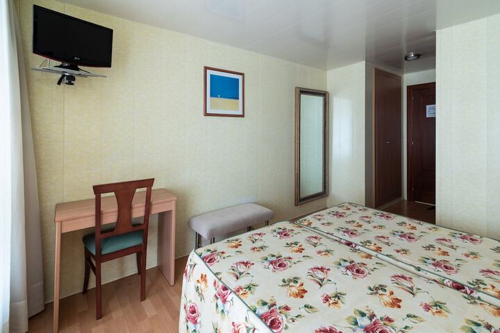 Room 6 of 14