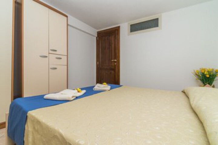 Room 5 of 12