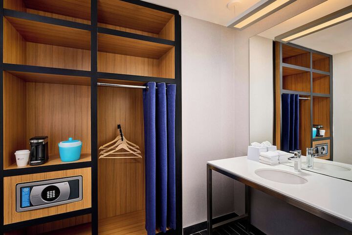 Room 25 of 43