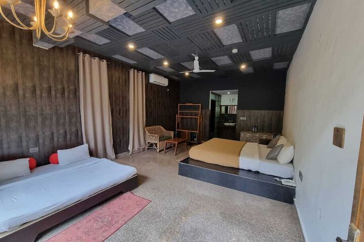 Room 6 of 11