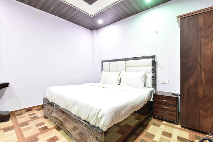 Room 10 of 25