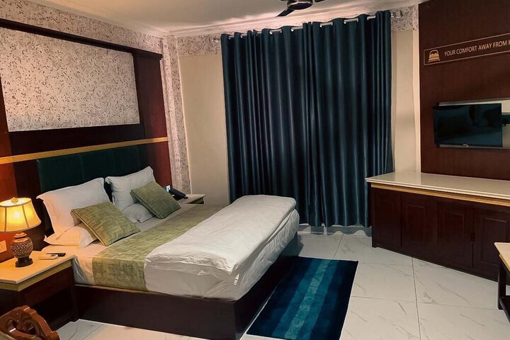 Room 4 of 12