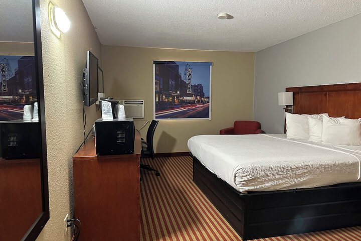 1 King Bed (3 of 11)