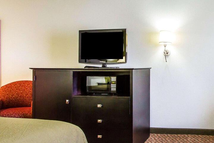 1 King Bed (4 of 8)