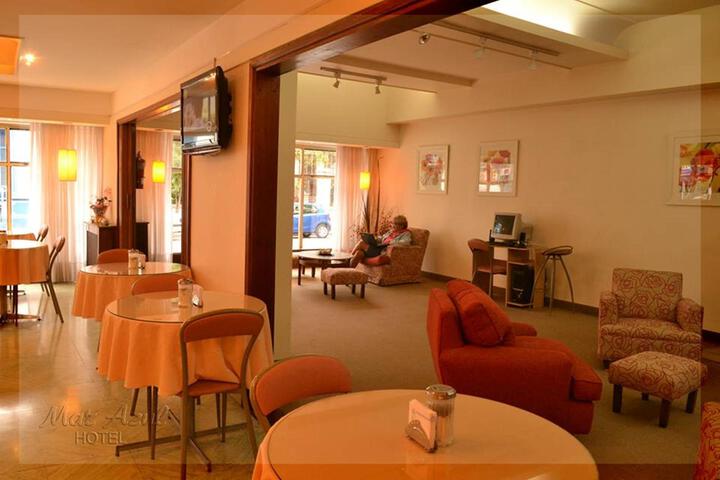 Lounge 8 of 28