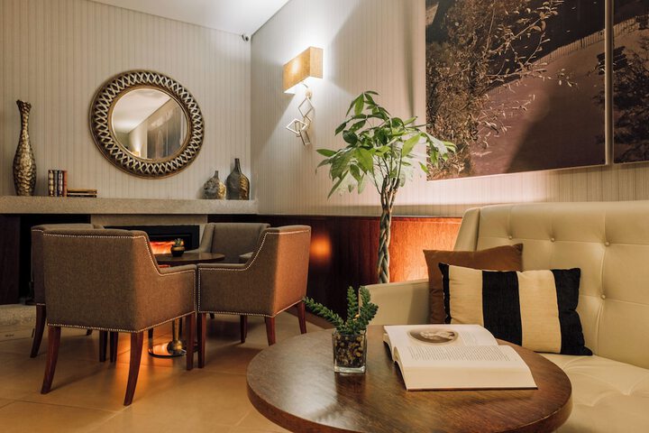 Lounge 44 of 57