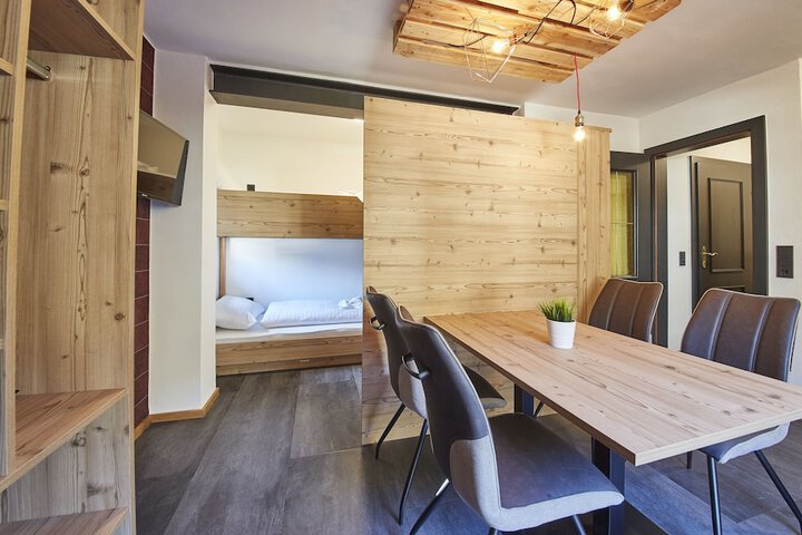 Room 12 of 32