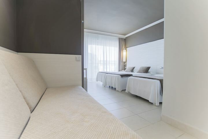 Room 28 of 153