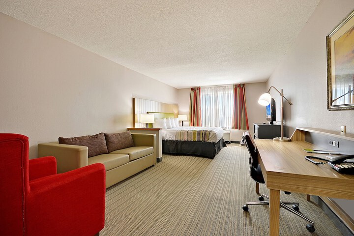 1 King Bed (2 of 11)